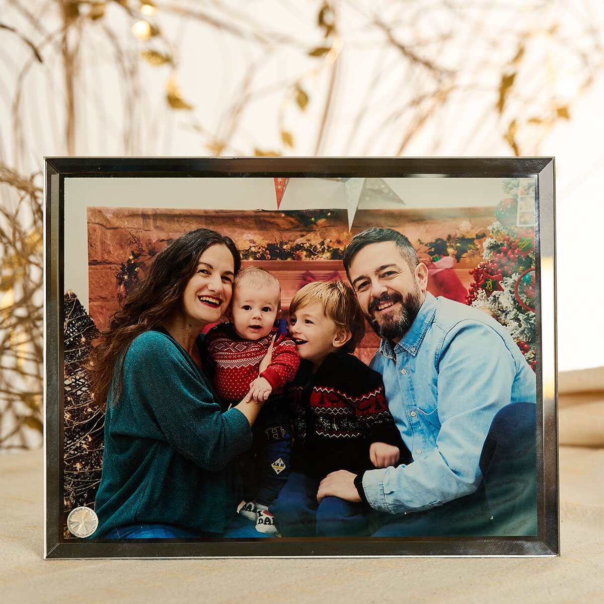 Κομψή γυάλινη κορνίζα με φωτογραφία οικογένειας